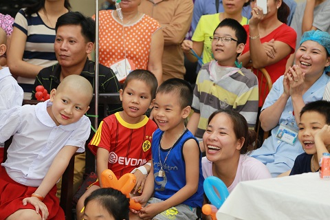 ກອງທຶນປ້ອງກັນຕ້ານໂລກມະເຮັງຫວຽດນາມມອບຂອງຂວັນໃຫ້ເດັກເປັນໂລກມະເຮັງ